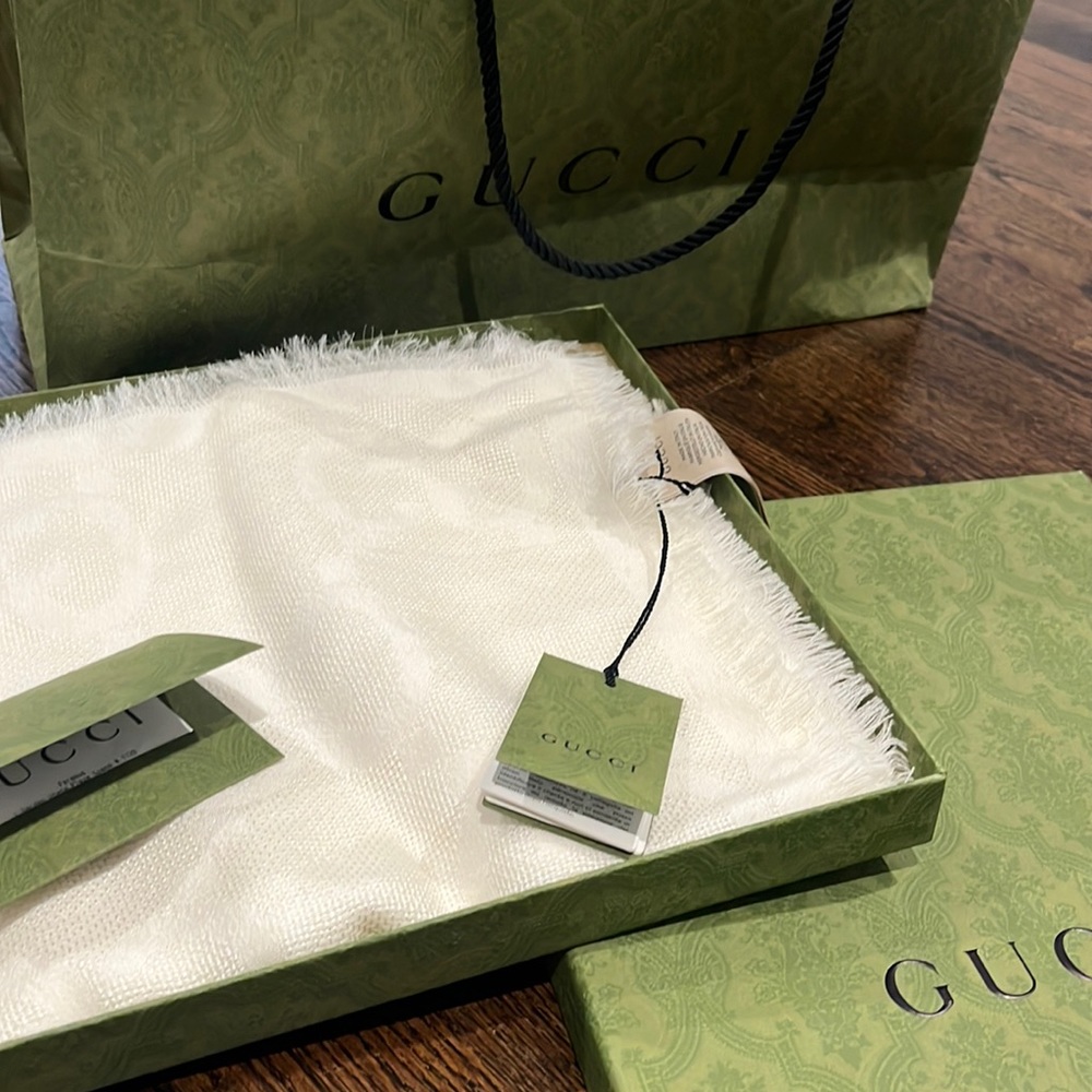 Gorgeous authentic Gucci scarf brand new!!